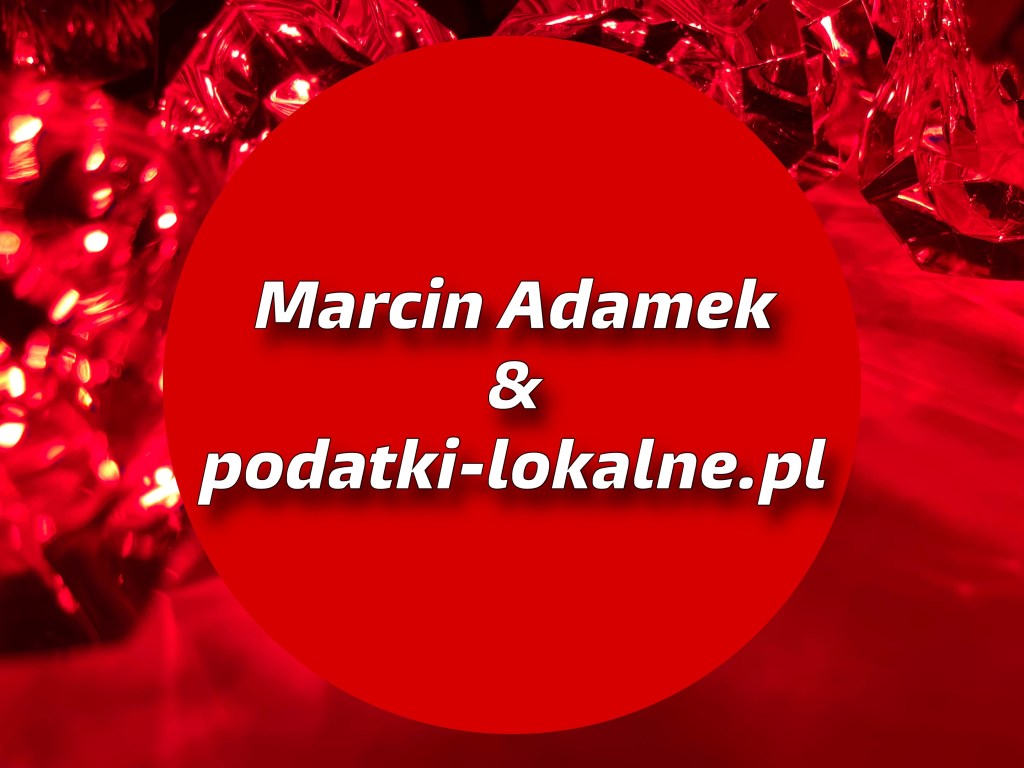 Text on a red circular background featuring the names Marcin Adamek and podatki-lokalne.pl, with blurred lights in the background.