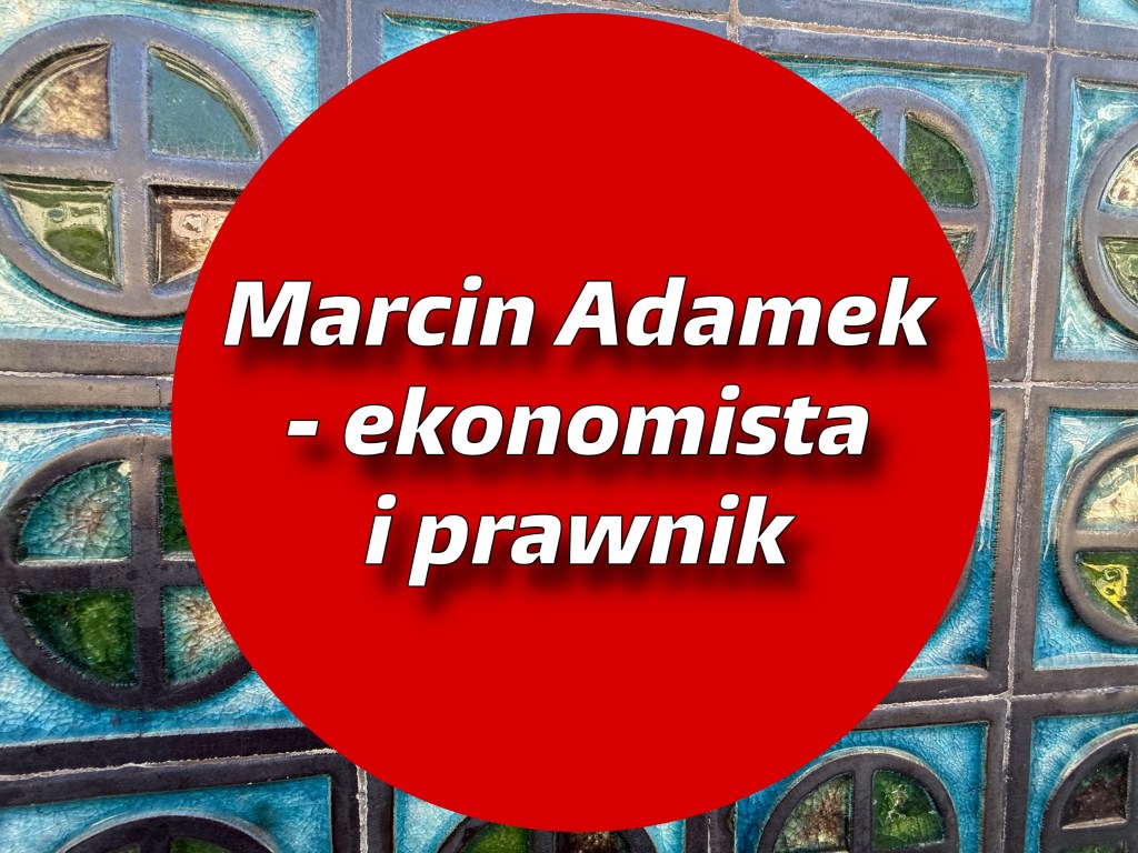 Grafika z napisem 'Marcin Adamek - ekonomista i prawnik' na czerwonym tle, z tłem w formie zdobionej ściany.