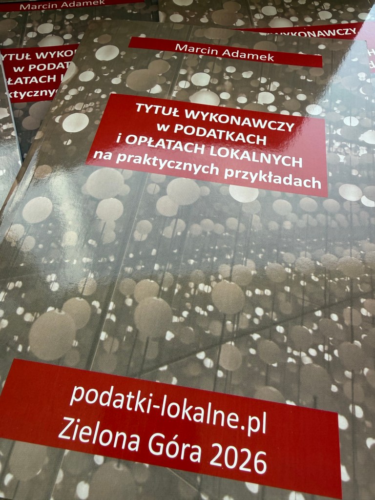 Okładki książek autorstwa Marcina Adamka dotyczące podatków lokalnych i opłat, z tytułem 'TYTUŁ WYKONAWCZY w PODATKACH i OPŁATACH LOKALNYCH na praktycznych przykładach'.